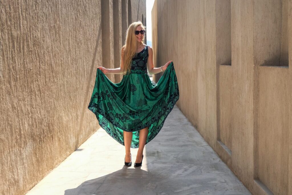 femme-en-robe-boheme-verte