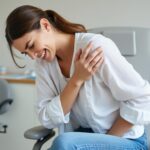 découvrez des méthodes efficaces pour soulager la douleur à l'acromion et retrouver votre confort au quotidien rapidement.