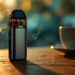 Gros plan d'une pod vape compacte contenant un e-liquide au sel de nicotine posée sur une table en bois dans un café. Lumière naturelle chaude de coucher de soleil, légère fumée, finition métal brossé et plastique mat, arrière-plan flou.